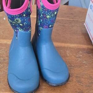 Amazon Kids Blue Rain Boots with Pink Trim and Star Print